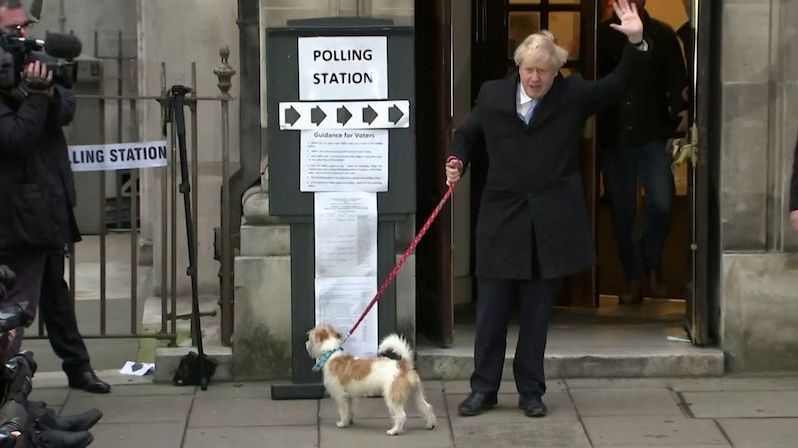 Johnson s Corbynem mají odvoleno. Britové se baví fotkami psů u hlasovacích místností